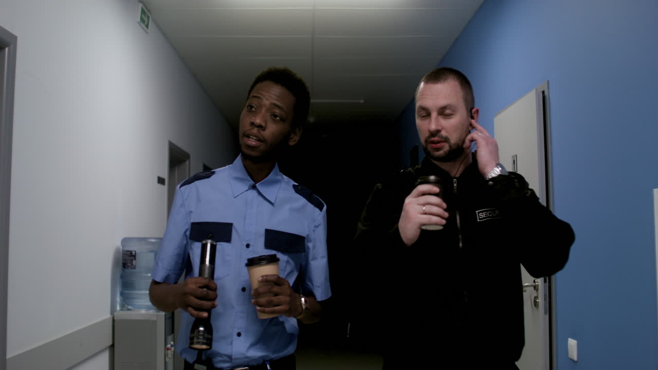 복도에서 작업하는 유니폼을 입은 팀