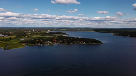 Vista-Aérea-Alrededor-De-Las-Casas-En-La-Costa-Del-Lago-Vanern,-Verano-En-Suecia