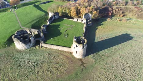 Antiguo-Castillo-De-Pedernal-Patrimonio-Medieval-Militar-Galés-Ruinas-Vista-Aérea-Punto-De-Referencia-Descender-Inclinar-Hacia-Arriba