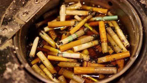 las colillas de los cigarrillos en un cenicero