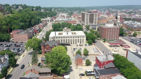 Vista-Aérea-De-La-Ciudad-De-Dubuque-Iowa