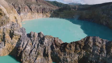 Toma-Aérea-De-Drones-Del-Cráter-En-El-Volcán-Kelimutu-En-La-Isla-De-Flores,-Indonesia