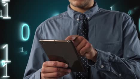 Animación-De-Una-Sección-Media-De-Un-Hombre-De-Raza-Mixta-Con-Camisa-Azul-Y-Corbata-Y-Usando-Ingenio-De-Tableta-Digital.