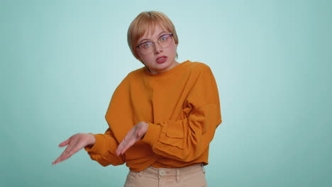 mujer con cabello rubio corto que usa gafas parece confundida y sostiene su mano a su cabeza