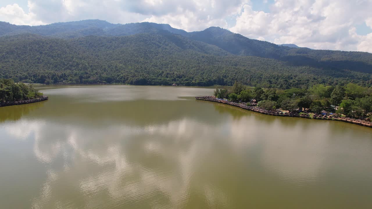 video de dron de 4k mientras el dron vuela para revelar las chozas de bambú a lo largo del lago huay tung tao cerca de chiang mai en tailandia
