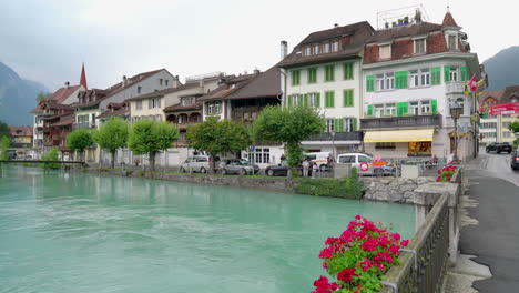 ciudad de interlaken con lago en suiza