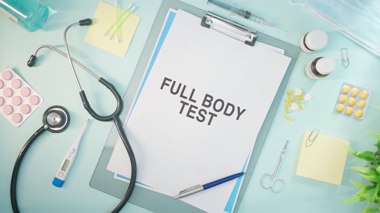 Test completo del corpo scritto su carta medica.