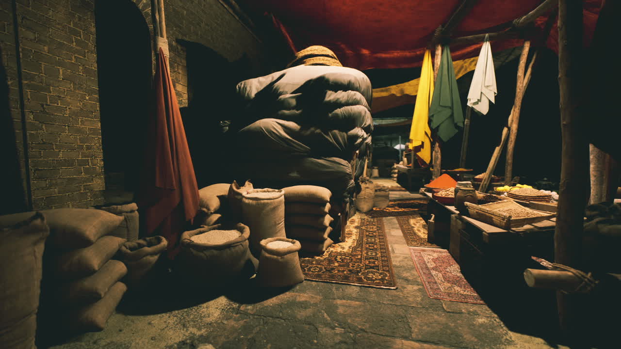 활기찬 섬유와 전통 상품을 선보이는 오래된 아프리카 국립 바자르