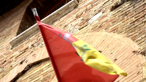 ciudad vieja en italia y la bandera de la provincia en italia.