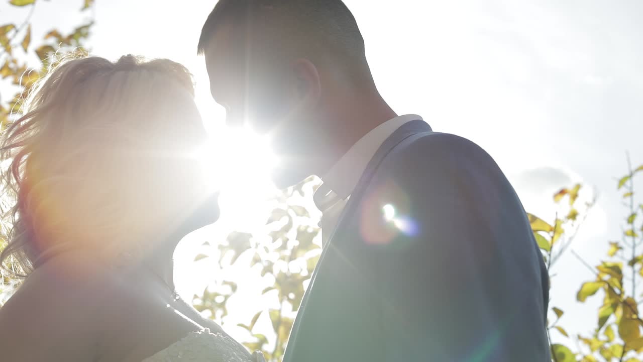 결혼 부부. 사랑스러운 신랑과 신부. 행복한 가족. 사랑에 빠진 남자와 여자