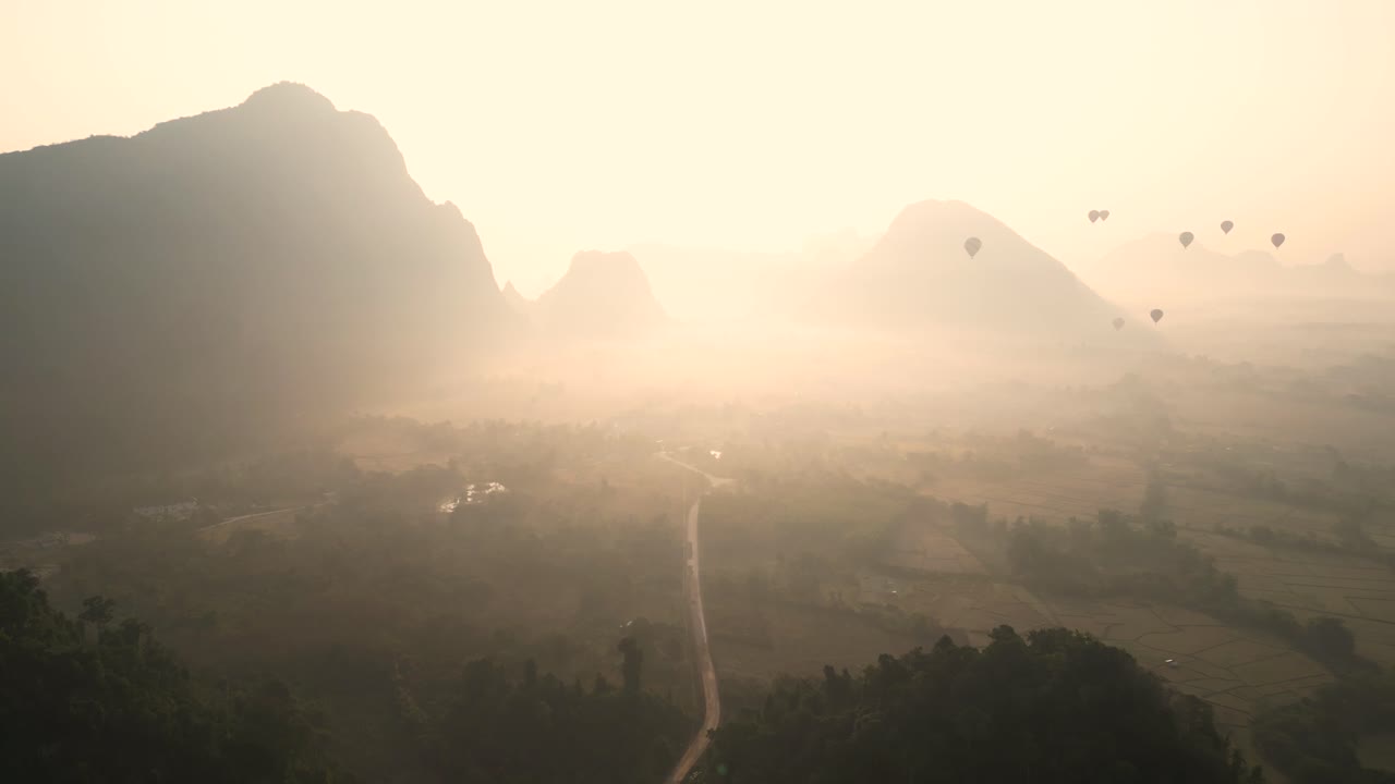Ripresa con drone dell'alba attraverso una valle di montagna a Vang Vieng, la capitale dell'avventura del Laos