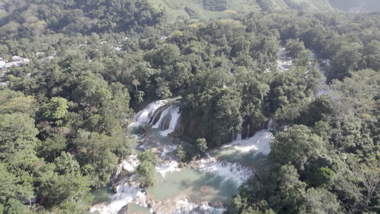 vista aérea con una serie de cascadas en agua azul en méxico, estado de chiapas cerca de palenque