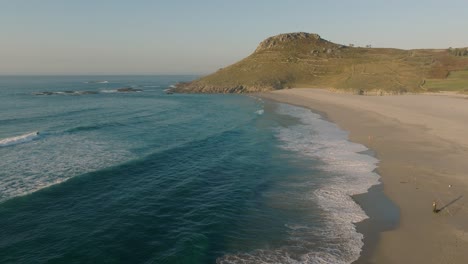 Meereswellen-An-Der-Sandigen-Küste-Von-Praia-De-Soesto-In-Der-Nähe-Von-Laxe-In-Spanien