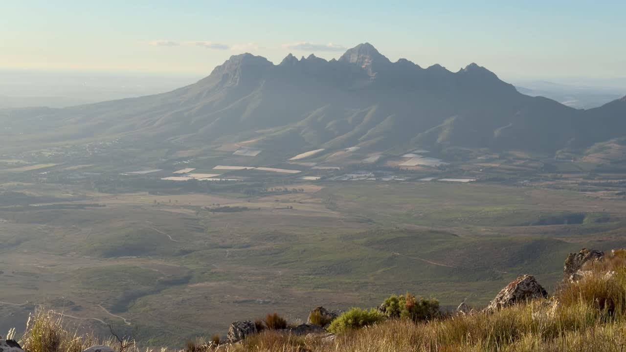 Panorami del tardo pomeriggio di Strand e Gordon's Bay dalle montagne Helderberg a Città del Capo