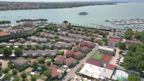 exclusivo glamp camping residencia de cabañas organizadas en el lago de garda, peschiera italia