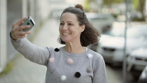 Mujer-Feliz-De-Mediana-Edad-Que-Tiene-Videollamada-Por-Teléfono.