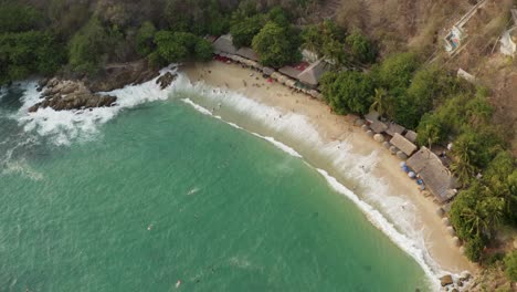 Luft-Fliegt-Tagsüber-über-Playa-Carrizalillo-In-Puerto-Escondido,-Mexiko