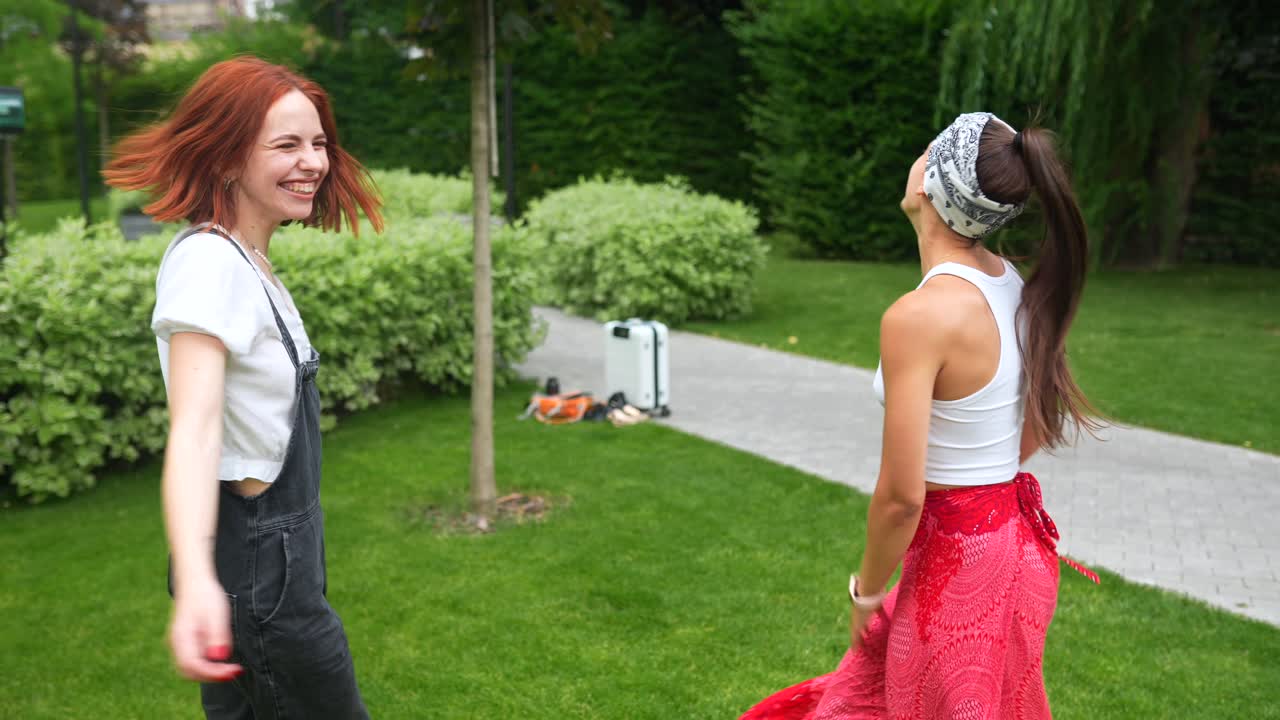 두 명의 행복한 친구들이 공원에서 하루를 즐기고 있습니다.