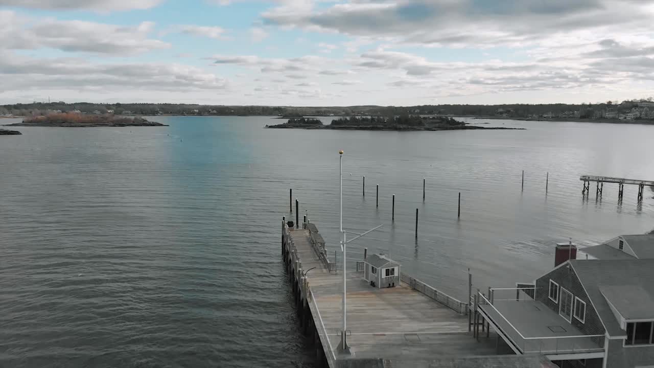 perspectiva de drones de un sobrevuelo del club náutico de hingham hacia el puerto de hingham y la ciudad de hingham, ma, ee.uu. - vista aérea sobre el agua