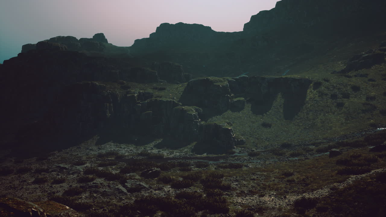 Geheimnisvolle Berglandschaft, eingefangen in Zwielichtfarben in der Nähe von Felsformationen
