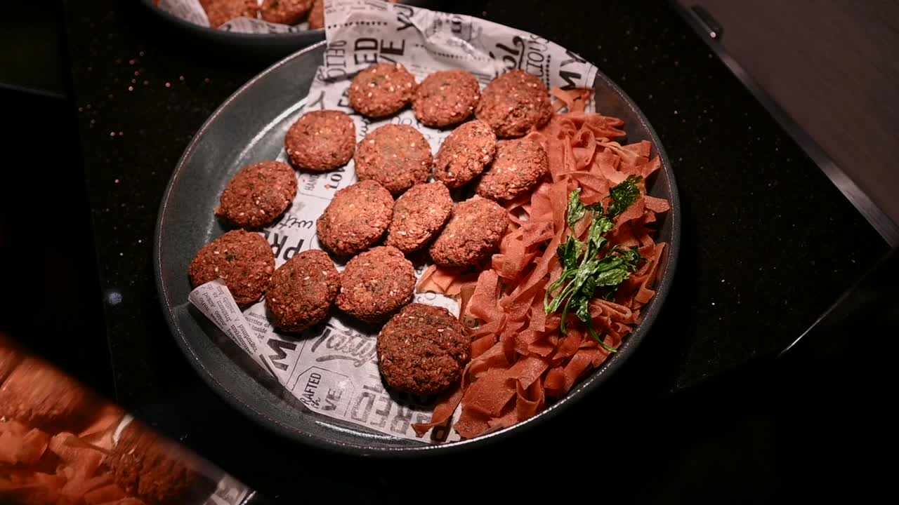plato de falafel de garbanzo fresco, bocadillos vegetarianos tradicionales árabes