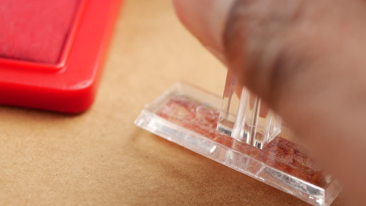 sello rojo "entrega" en cartón