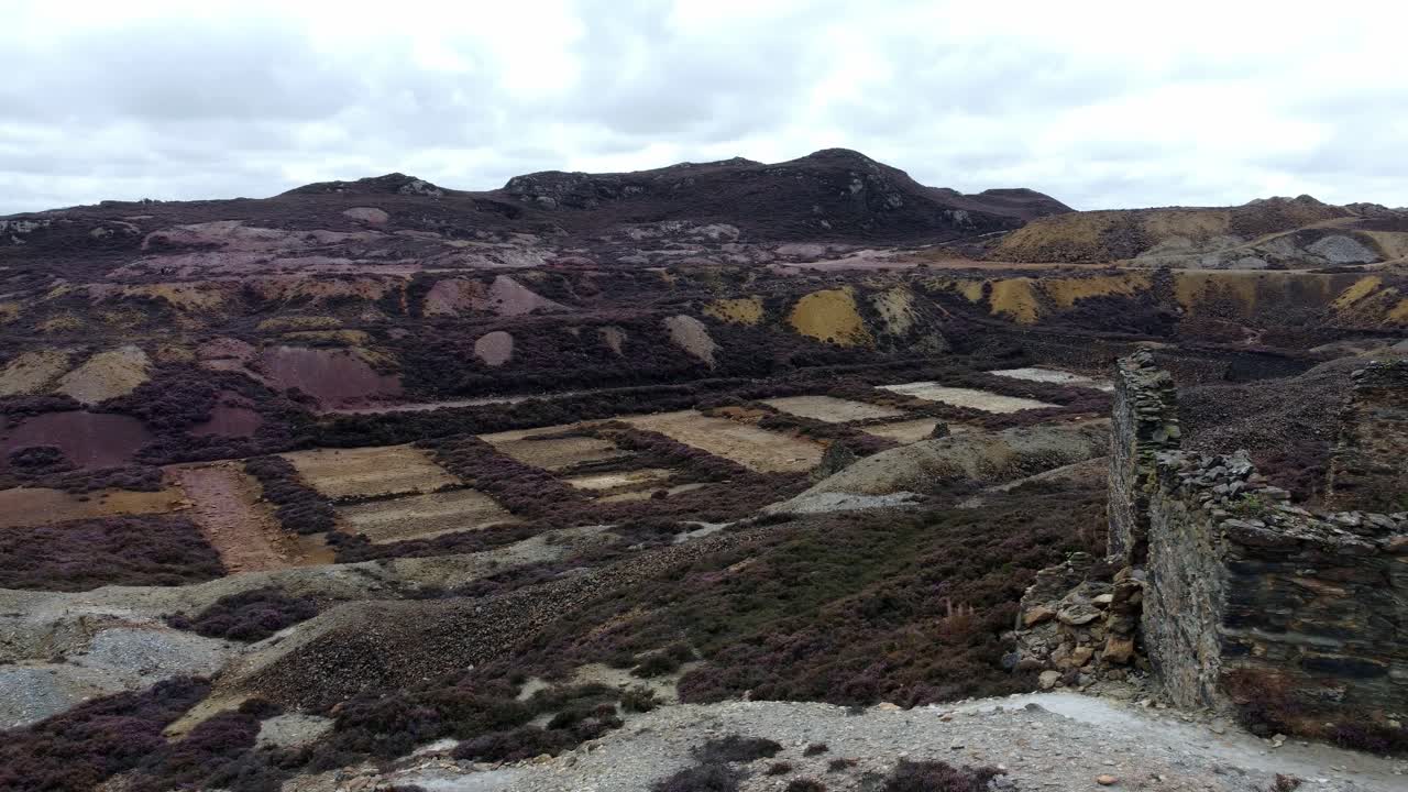 parys montaña abandonado histórico mina de cobre brezo púrpura industria minera paisaje vista aérea derecha órbita