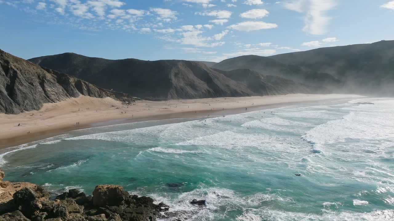 포르투갈 알가르베(algarve)의 아름다운 해변과 해안 휴식의 숨막히는 무인 항공기 전망