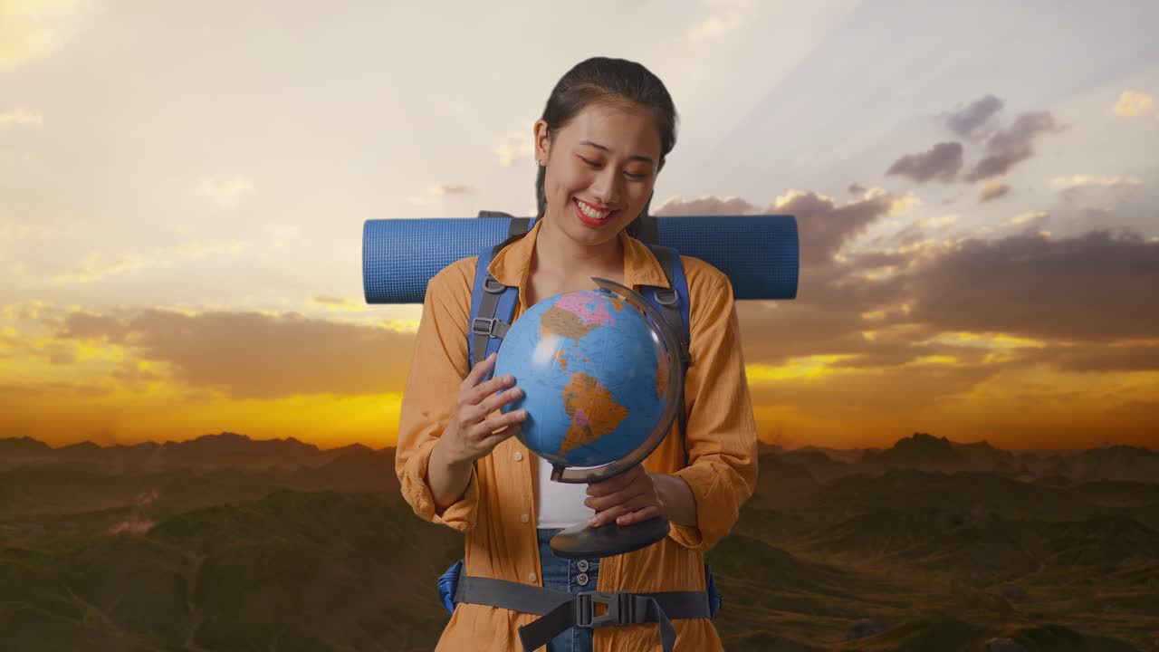 viajero feliz sosteniendo un globo en el amanecer o el atardecer en las montañas
