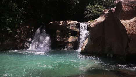 Cascada-En-La-Selva-Tropical-De-Costa-Rica,-Paisaje-Marino-Tropical-Escénico-En-El-Bosque-Natural,-Imágenes-De-La-Belleza-De-La-Madre-Tierra-En-Las-Chorreras,-Liberia