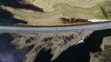 Van-Fährt-Auf-Einer-Einzigen-Straße-Im-Tal