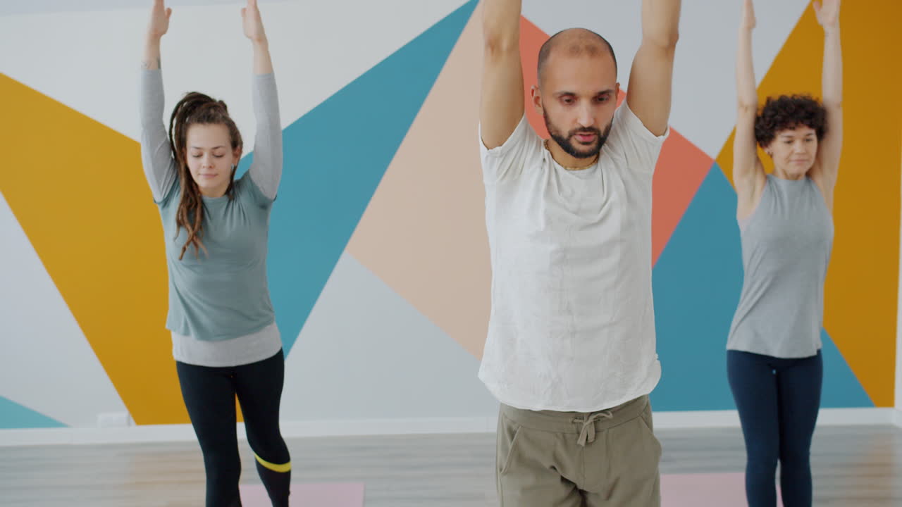 clase de yoga en un estudio