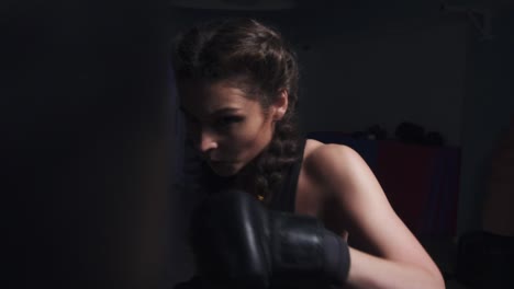 Junge-Frau-In-Boxhandschuhen-Trainiert-Mit-Einem-Boxsack-In-Einem-Boxclub