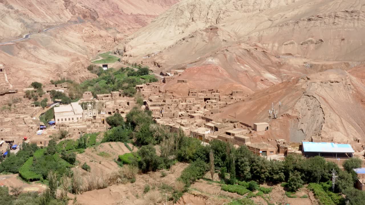 creación de una toma del valle de tuyoq en xinjiang, tuyuk aero de oasis-aldeas en el desierto de taklamakan, montañas en llamas, xinjiang uighur, región de china