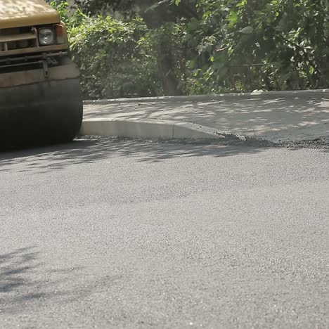 carretera de rodillos en el sitio de construcción de carreteras