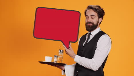 el camarero de clase sostiene el icono de la burbuja de discurso