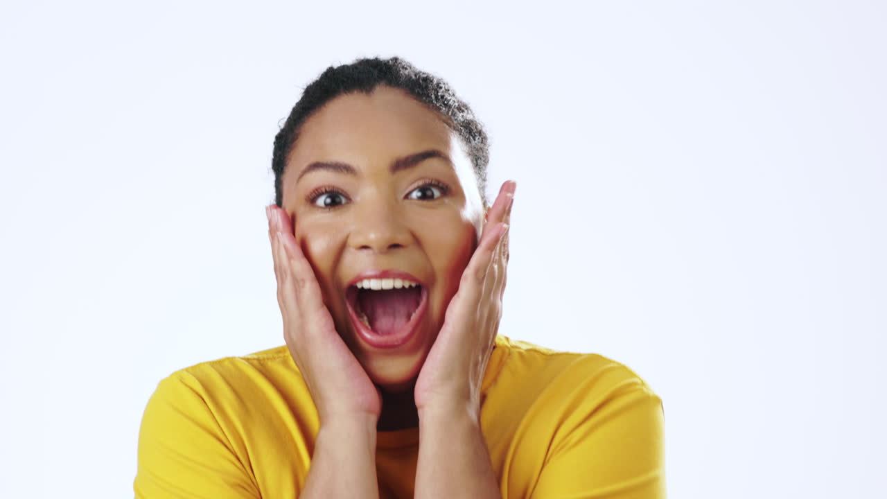 mujer negra, cara y sorpresa de una persona joven