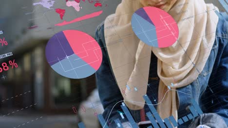 animación del procesamiento de datos sobre una mujer biracial usando un teléfono inteligente