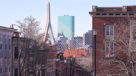 Aufnahme-Von-Wohnungen-Und-Straßen-Auf-Dem-Bunker-Hill-Boston-Massachusetts-Mit-Leonard-P-Zakim-Bunker-Hill-Memorial-Bridge-Hintergrund-1