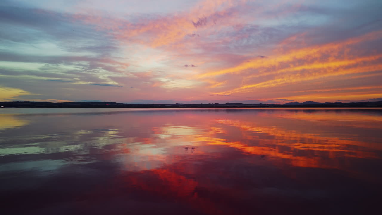 puesta de sol sobre un lago tranquilo