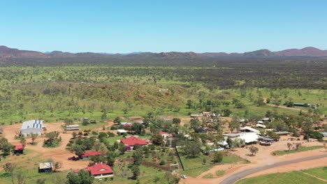 Excelente-Toma-Aérea-De-Un-Pueblo-En-Aileron,-Australia,-Con-Un-Cartel-Con-Letras-Y-Una-Estatua-Gigante