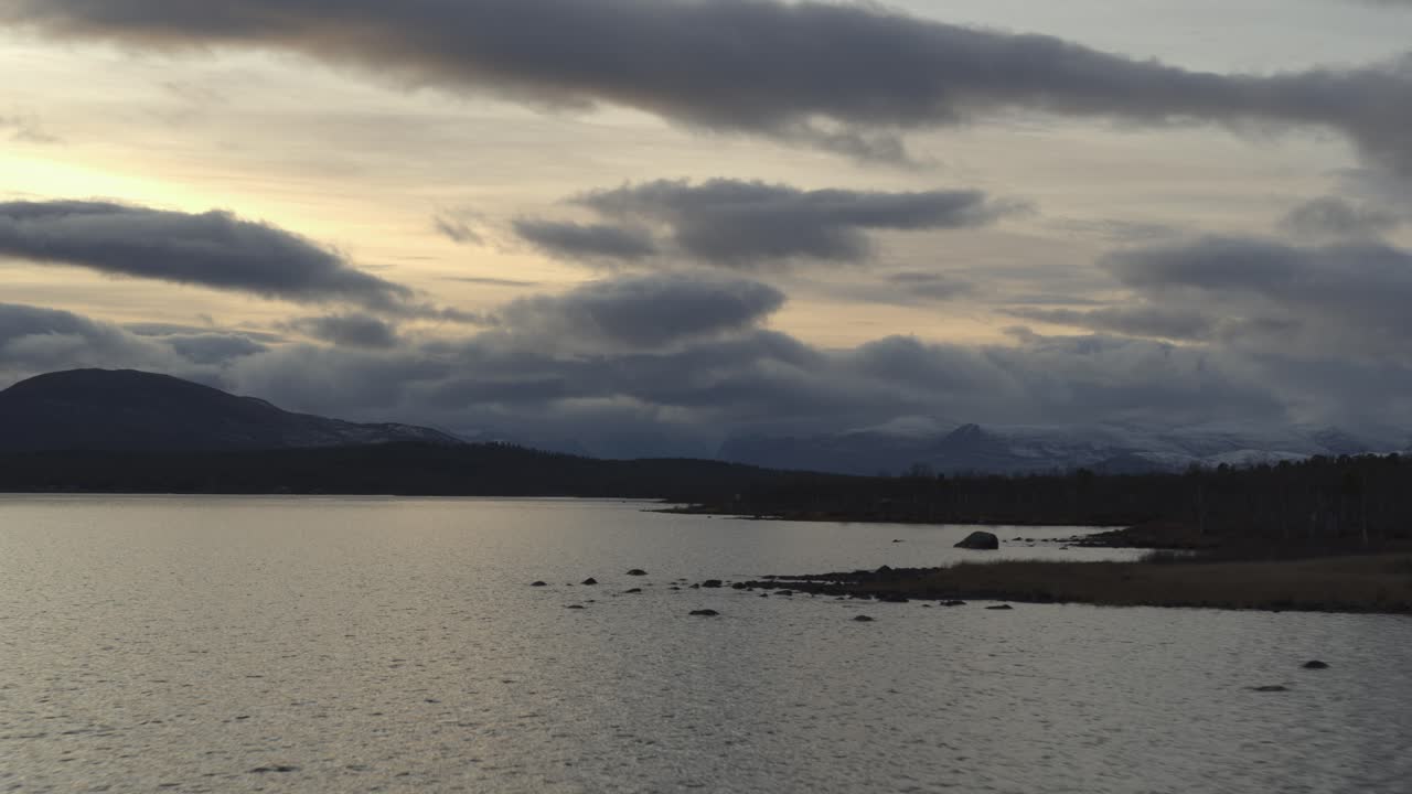 vista tranquila de un paisaje marino cerca del monte kebnekaise en laponia, norte de suecia