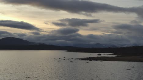 Vista-Tranquila-De-Un-Paisaje-Marino-Cerca-Del-Monte-Kebnekaise-En-Laponia,-En-El-Norte-De-Suecia