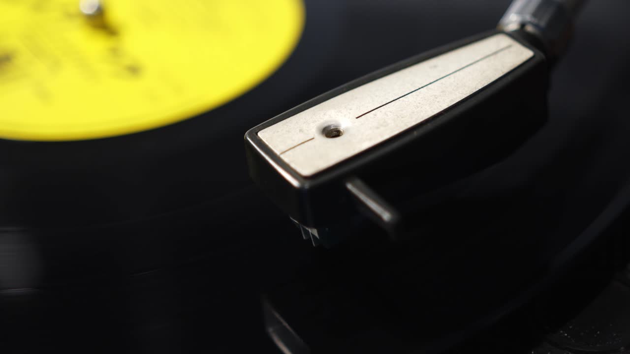레코드 플레이어 바늘을 낮추고 vynal을 가로질러 이동