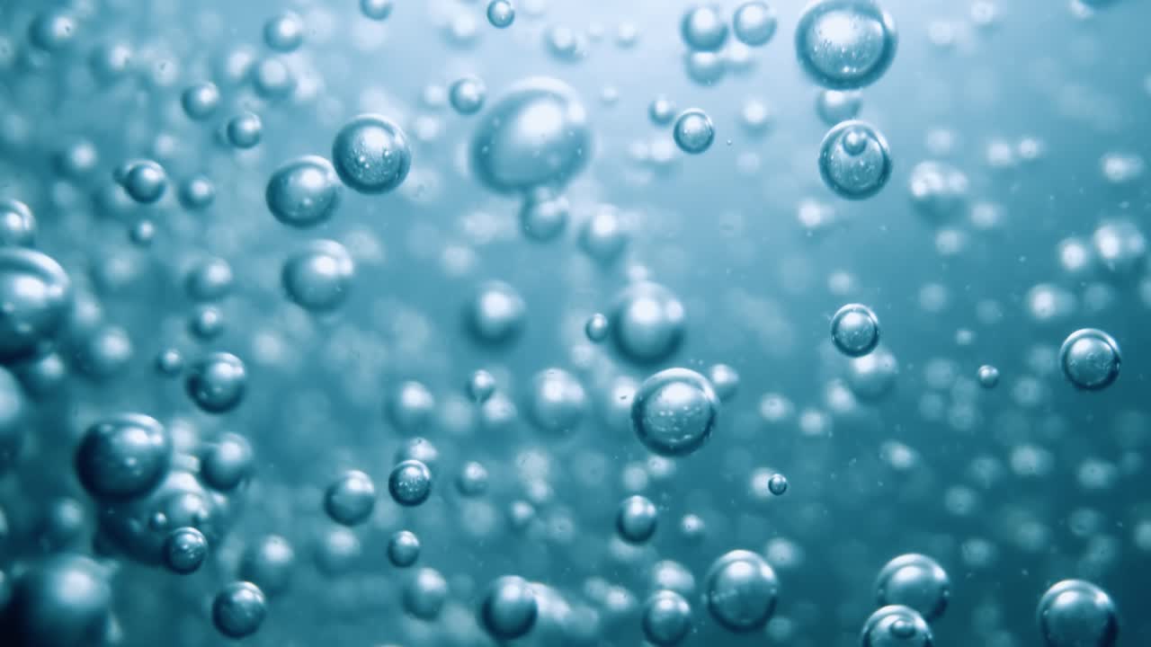 Molte bolle d'acqua in primo piano in acqua blu, onda d'acqua astratta con bolle al rallentatore