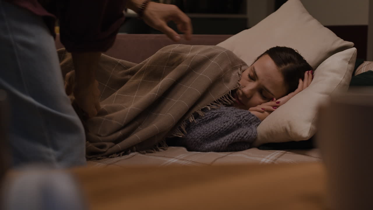 소파 에서 편안 하게 잠을 자는 여자