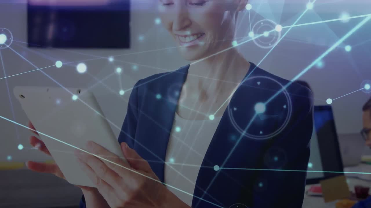 animación de la red de conexiones entre diversas personas de negocios en la oficina