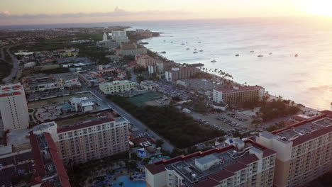la costa de aruba desde palm beach con barcos en el mar caribe durante la puesta de sol