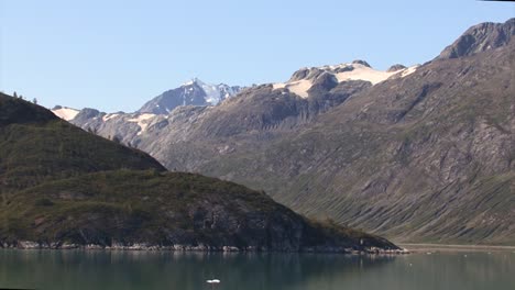 Cruise-through-Inside-Passage-in-Alaska,-in-summer