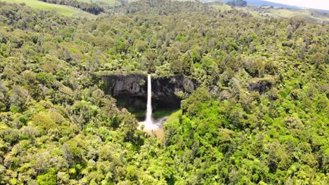 Bridal-Veil-Falls-In-Waireinga-Scenic-Reserve-During-Summer-In-Makomako,-New-Zealand